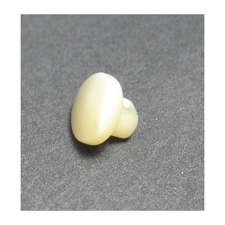 Bouton nacre poupée écru 7mm