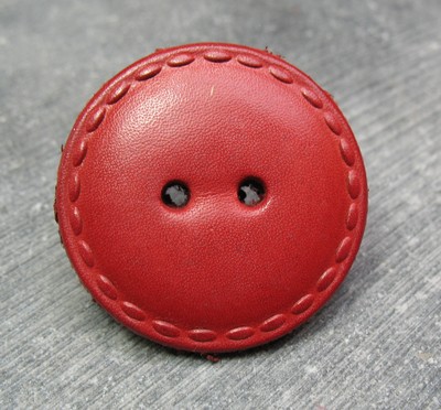 bouton cuir rouge