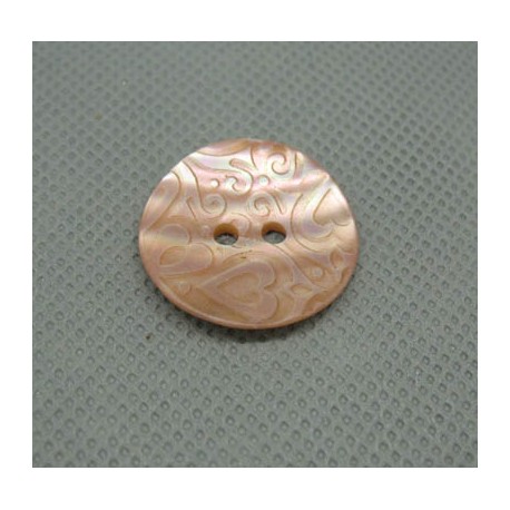 Bouton nacre gravé coeur rose 22 mm