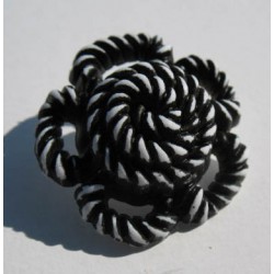 Bouton fleur torsadée blanc noir 27mm 