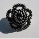 Bouton fleur torsadée blanc noir 18mm 