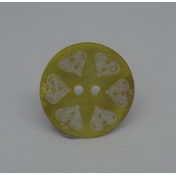 Bouton nacre agoya gravé coeur jaune 23mm