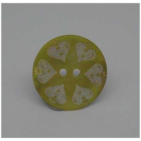 Bouton nacre agoya gravé coeur jaune 23mm