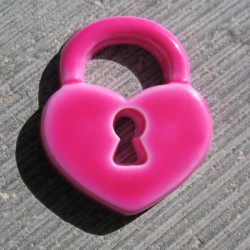 Bouton cadenas coeur fuschia 15mm 