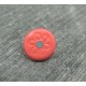 Bouton fuschia fleur gravé turquoise 10mm