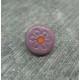Bouton prune fleur gravé orange 10mm