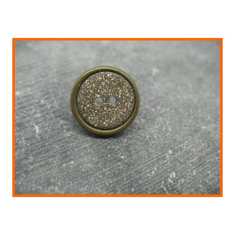 Bouton métal cercle vieil or résine pailletée marron 19mm