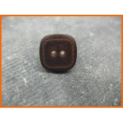 Bouton carré imitation cuir marron 18mm