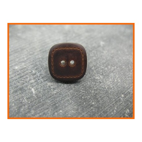Bouton carré imitation cuir marron 18mm
