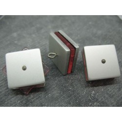 Bouton carré 3 couches pivotantes gris / rouge 28mm