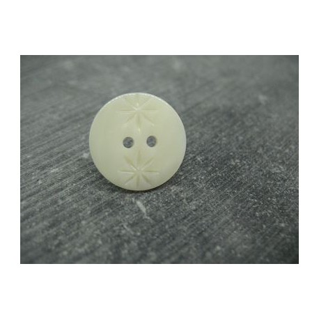 Bouton nacre ancienne ciselé 2 palmiers 17mm